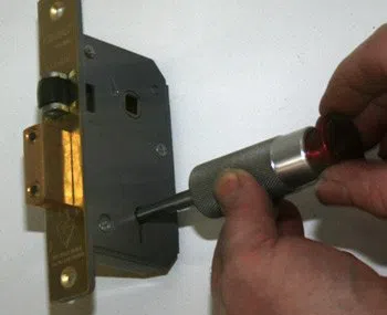 Baltimore Pro Locksmith Baltimore, MD 410-246-6585 - 1a-Changing-Locks